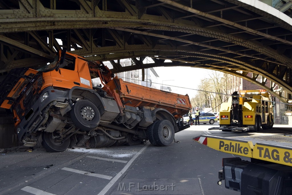 LKW blieb unter Bruecke haengen Koeln Deutz Deutz Muelheimerstr P015.JPG - Miklos Laubert